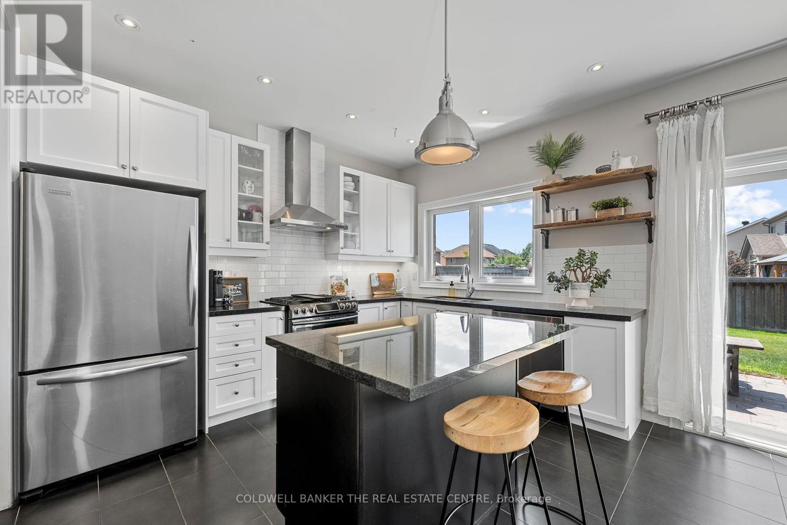 Property at 264 CHURCH STREET N image 3