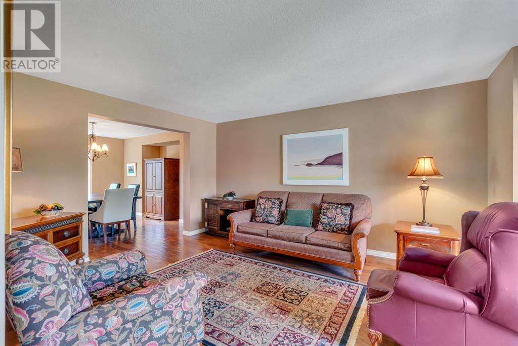 Property at 34 Evergreen Terrace SW image 3