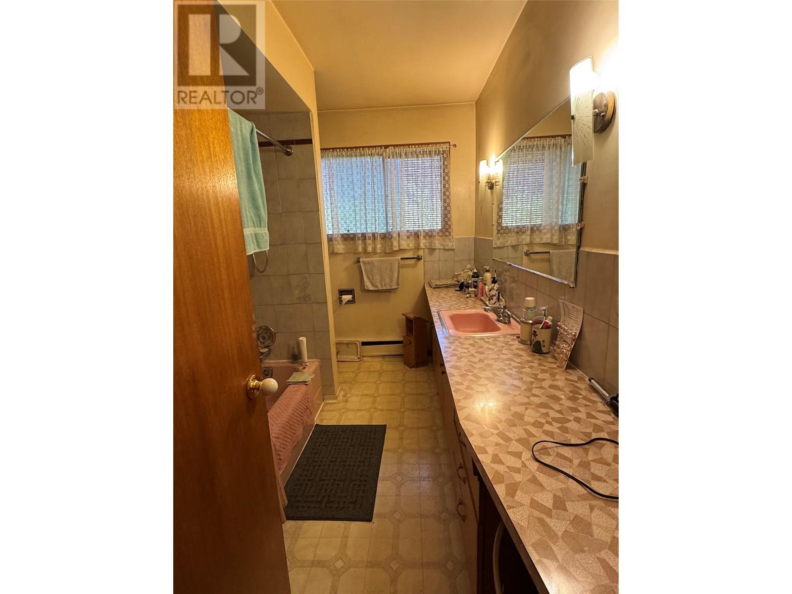 604 11th Street, Castlegar, British Columbia  V1N 2J9 - Photo 11 - 10344864