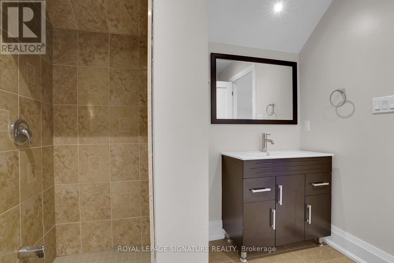 Upper 2 Levels - 14 Rotherham Avenue, Toronto, Ontario  M6M 1L8 - Photo 13 - W12262656