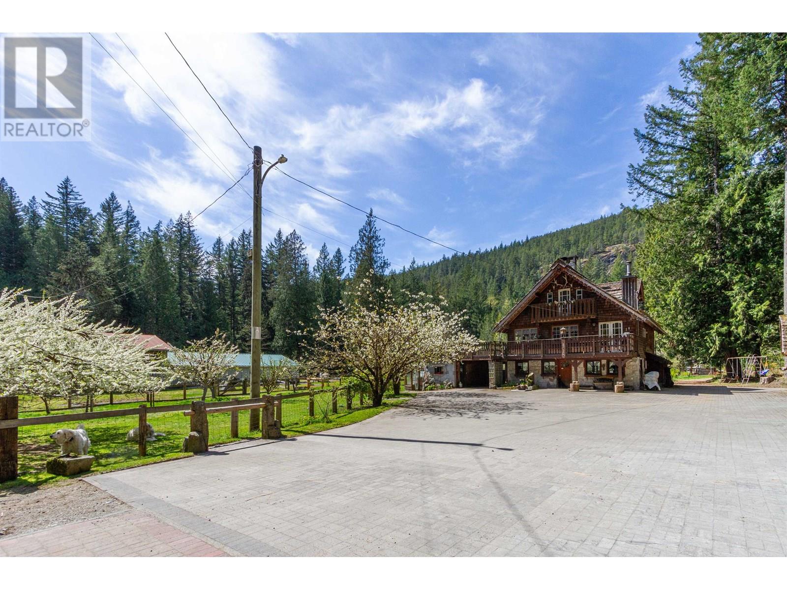 8101 PARADISE VALLEY ROAD, Squamish, British Columbia