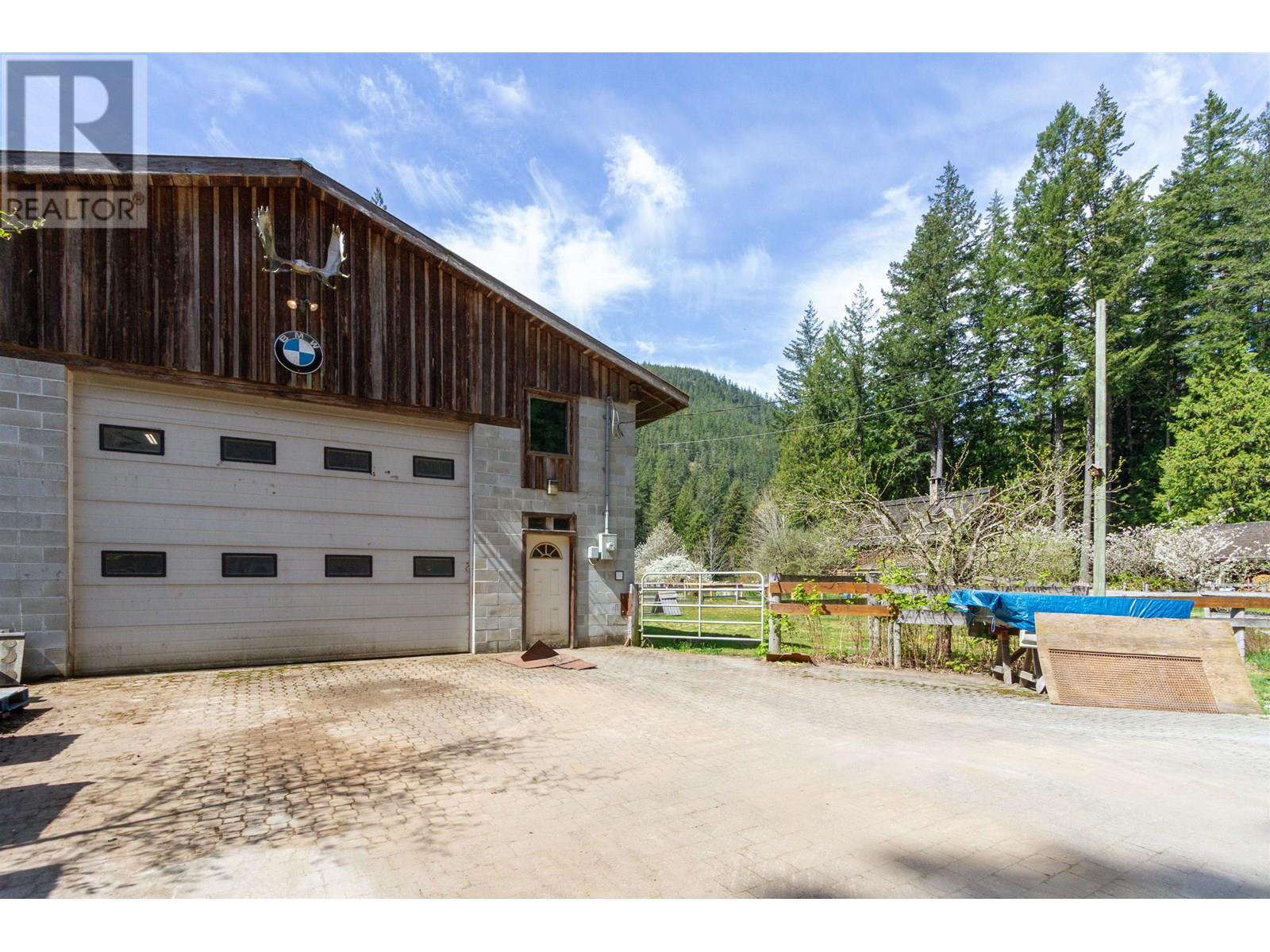8101 Paradise Valley Road, Squamish, British Columbia  V0N 1H0 - Photo 3 - R3022984