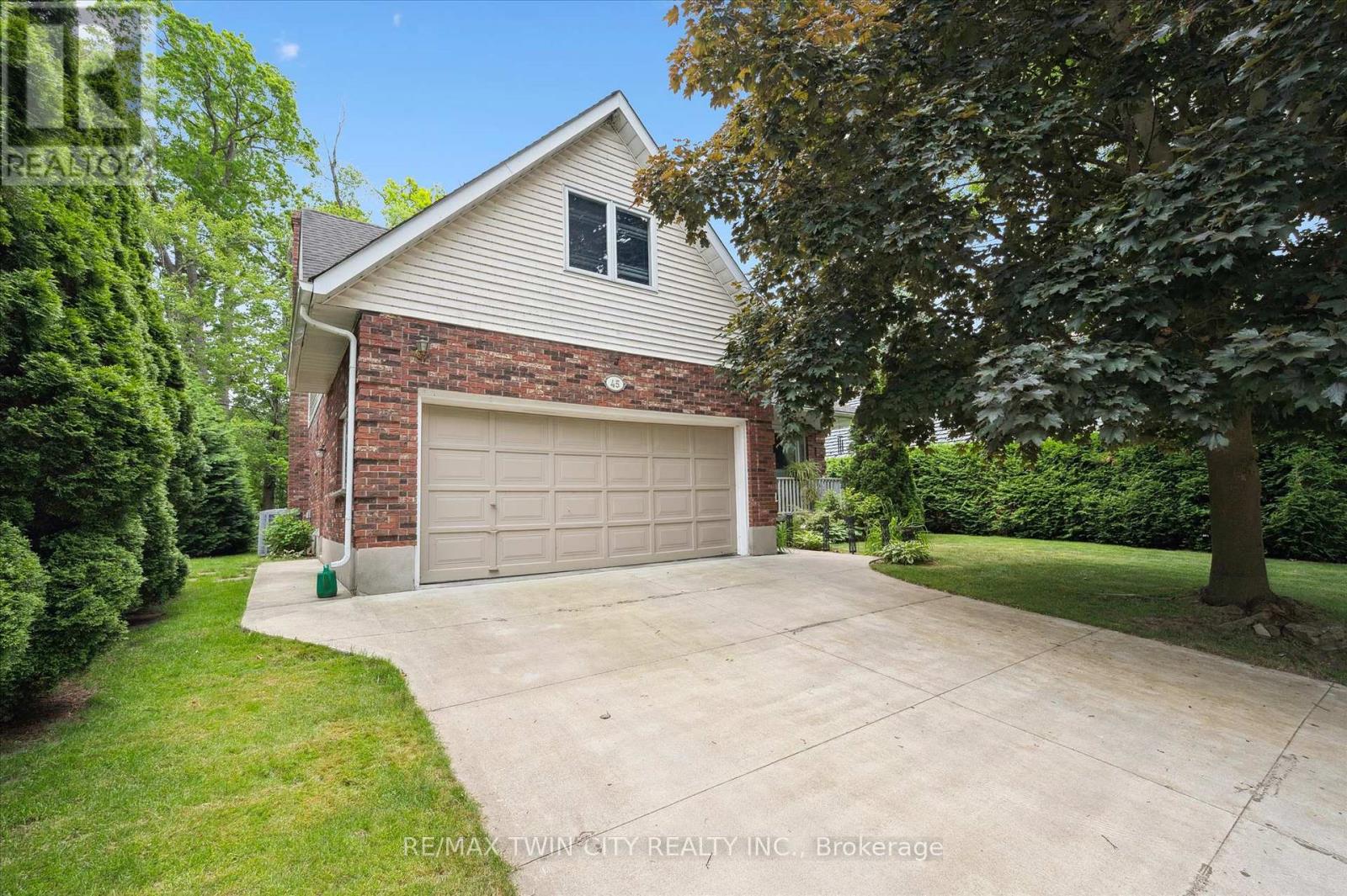 Property at 45 APPLEWOOD CRESCENT image 2