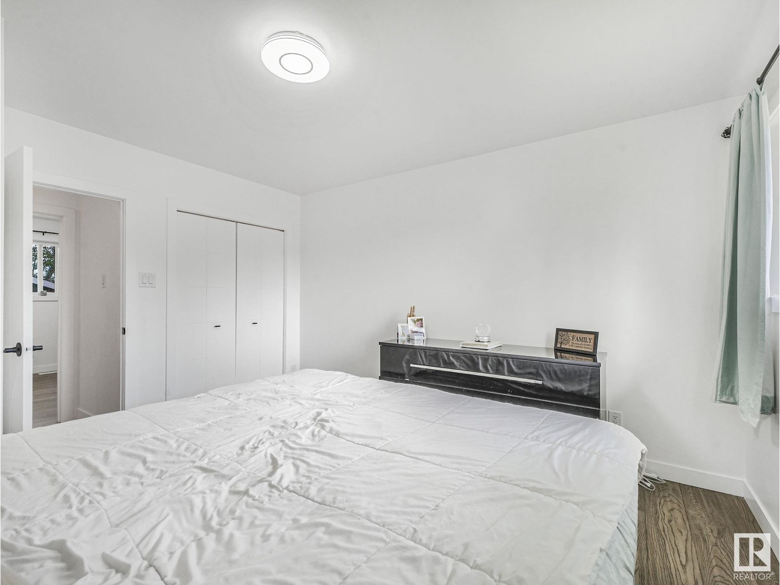 Property at 6008 101A AV NW image 3