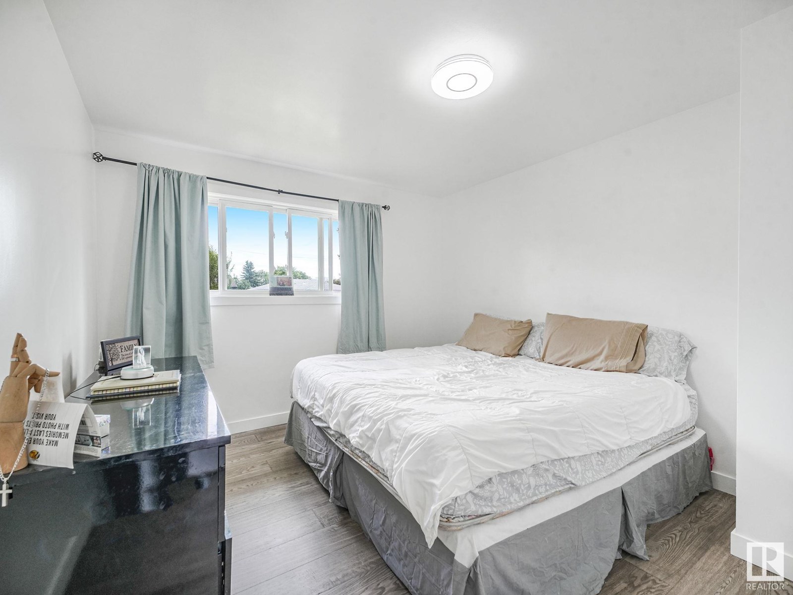 Property at 6008 101A AV NW image 4
