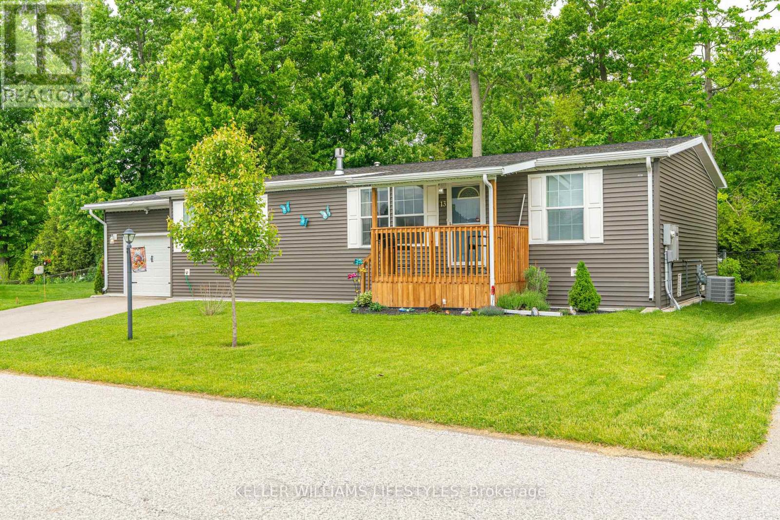 13 Kellestine Drive, Strathroy-Caradoc (Se), Ontario  N7G 0C5 - Photo 2 - X12263044