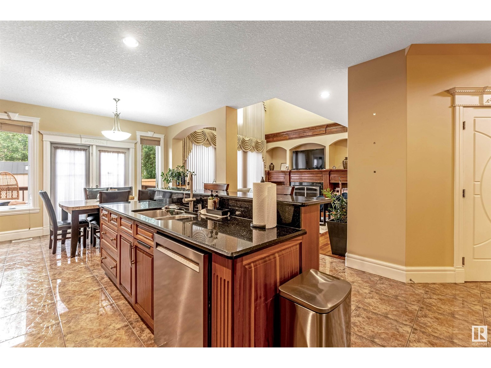 Property at 6807 18 AV SW image 2