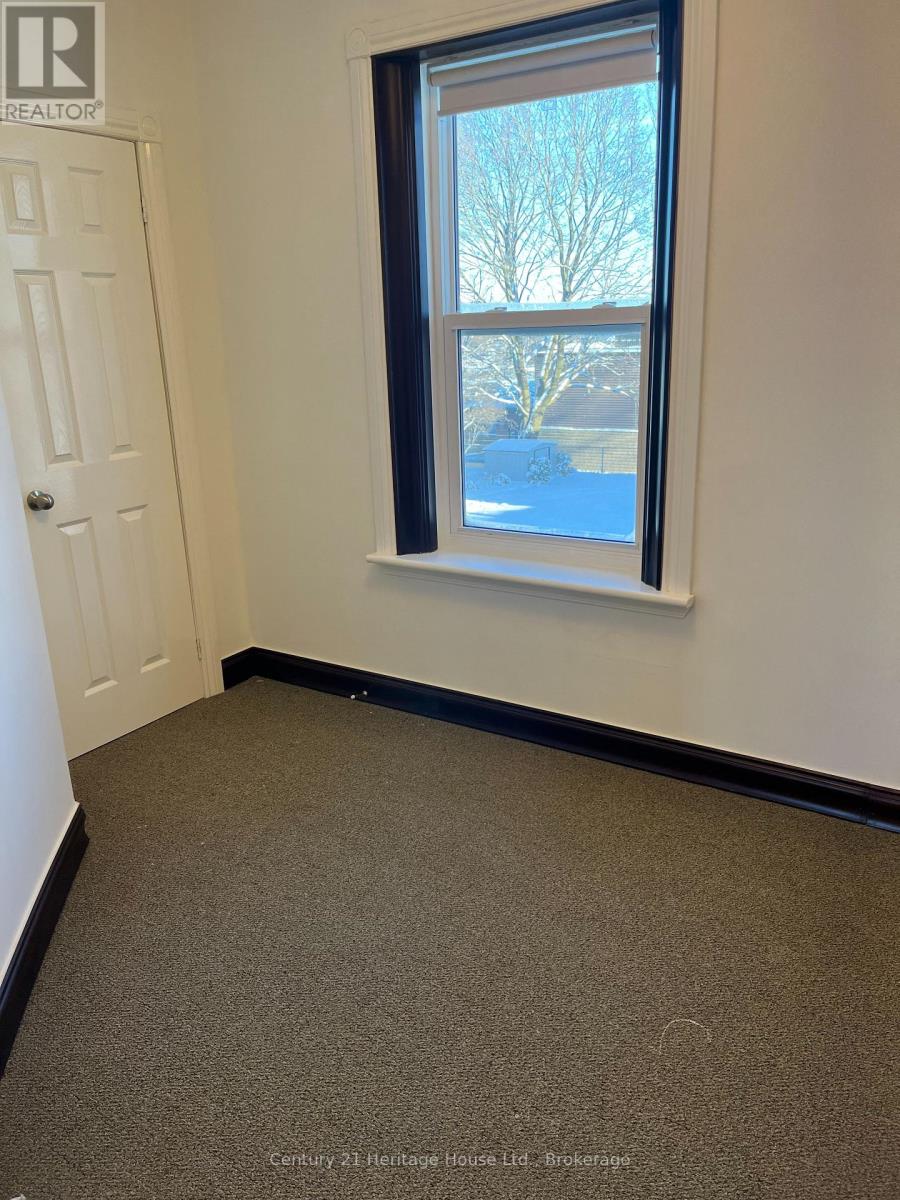 365 Durham Street W, Wellington North (Mount Forest), Ontario  N0G 2L1 - Photo 11 - X12262975