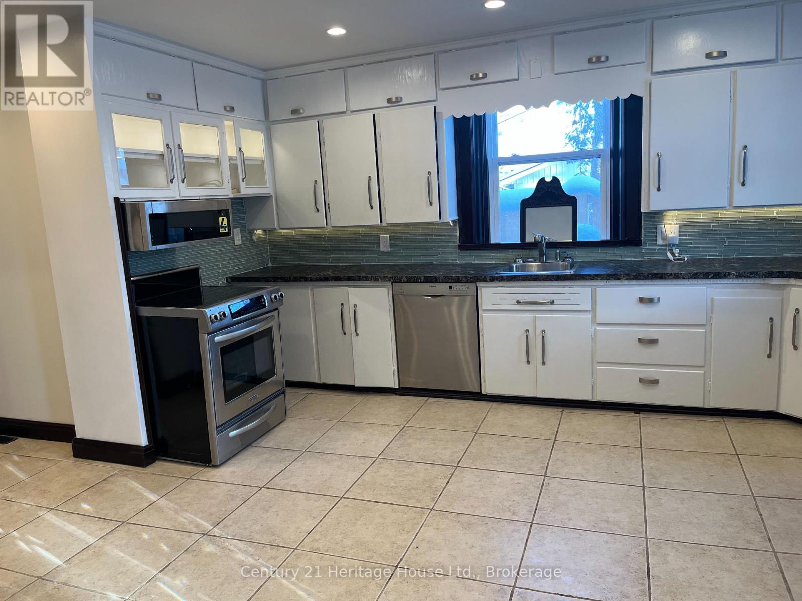 365 Durham Street W, Wellington North (Mount Forest), Ontario  N0G 2L1 - Photo 3 - X12262975