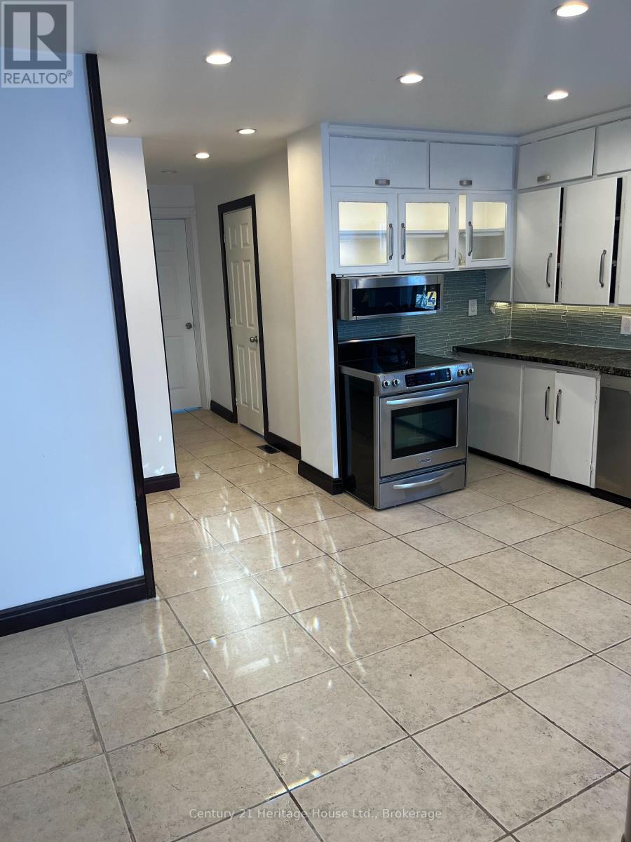 365 Durham Street W, Wellington North (Mount Forest), Ontario  N0G 2L1 - Photo 4 - X12262975