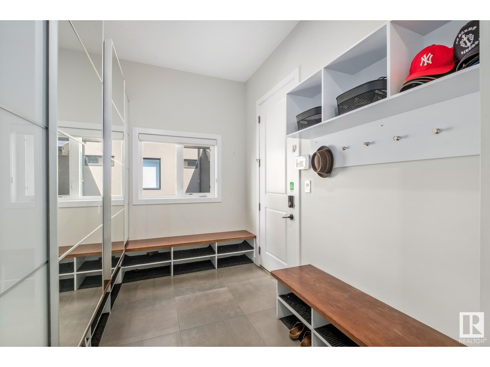 Property at 699 HOWATT DR SW image 2