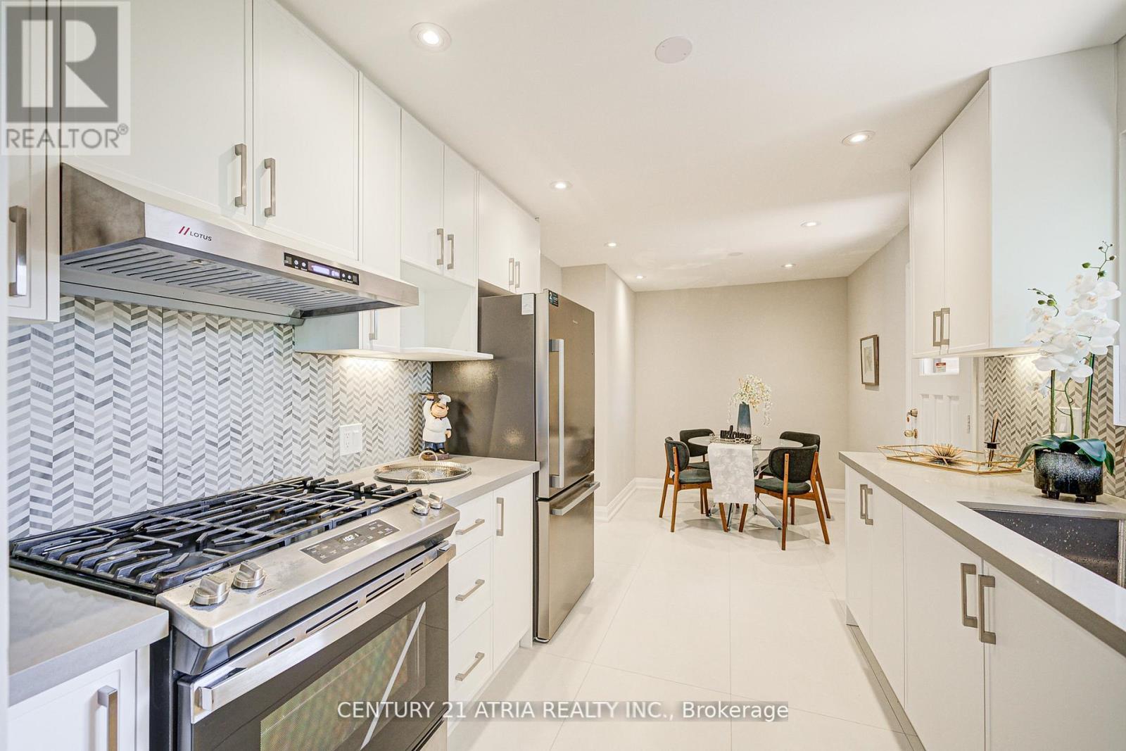 190 Romfield Circuit, Markham, Ontario  L3T 3J1 - Photo 11 - N12263112