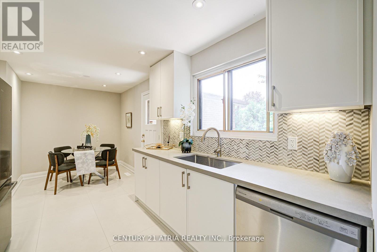 190 Romfield Circuit, Markham, Ontario  L3T 3J1 - Photo 12 - N12263112