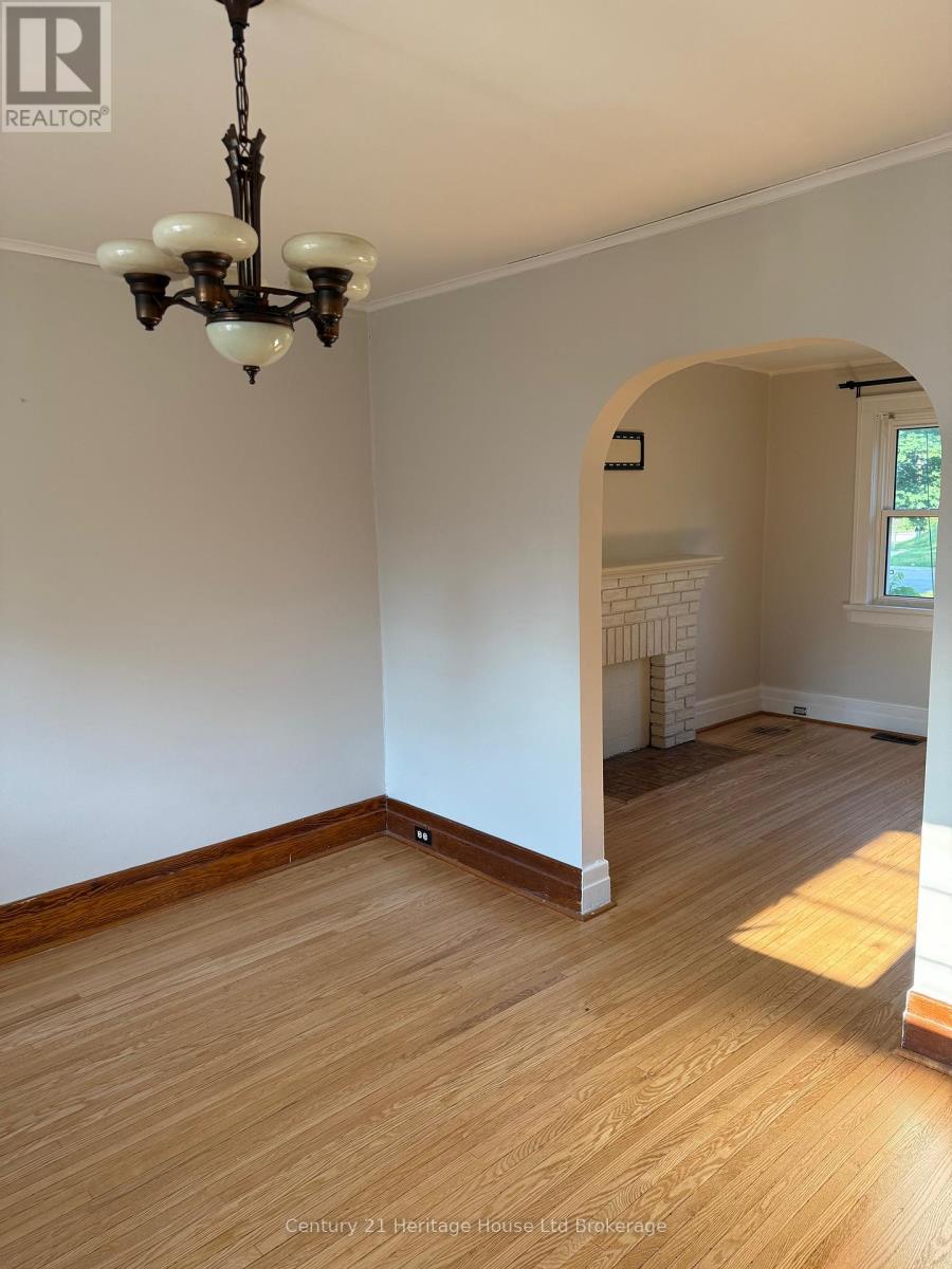 270 Vansittart Avenue, Woodstock (Woodstock - North), Ontario  N4S 6G3 - Photo 3 - X12263155