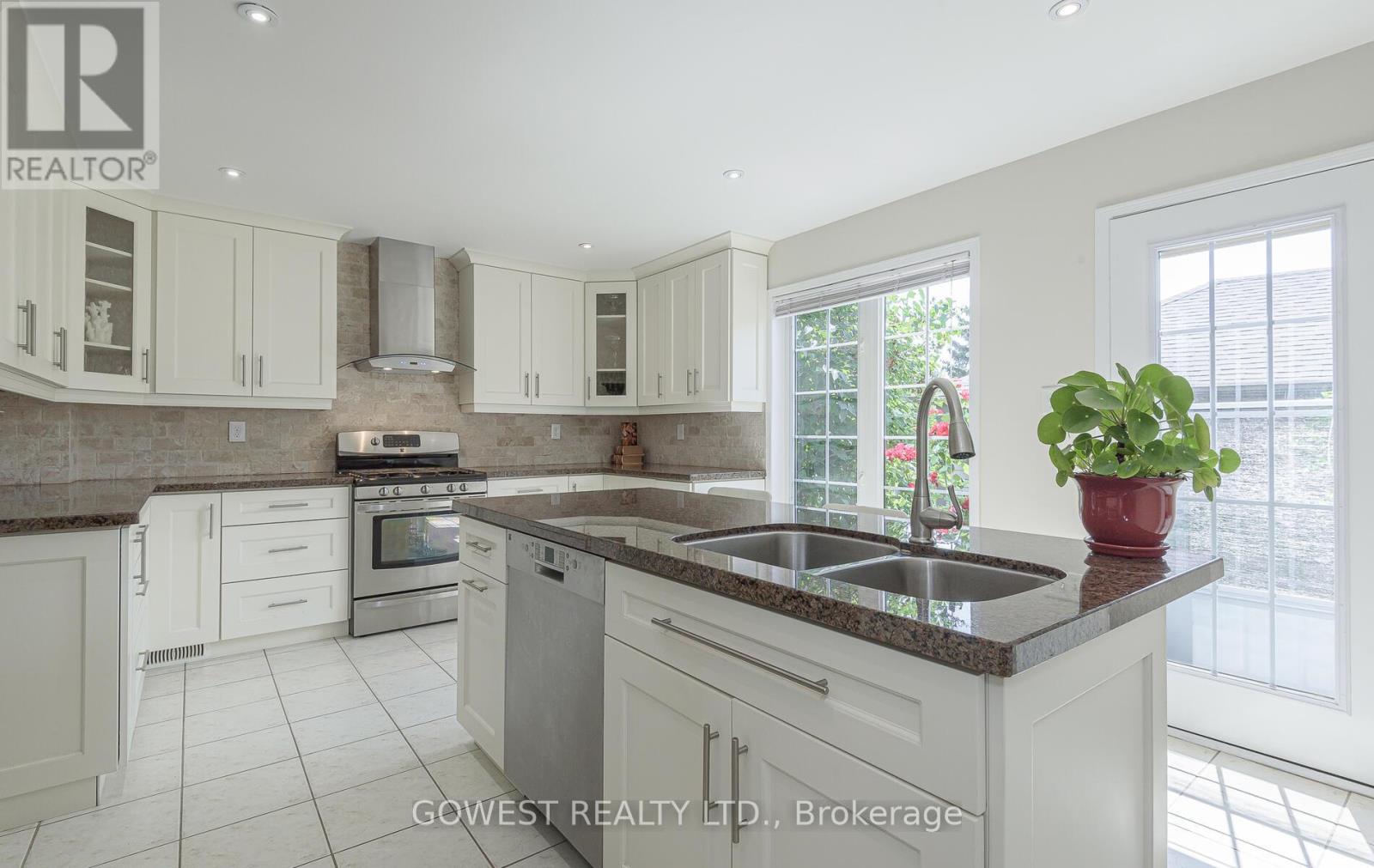 212 Roxton Road, Oakville (Ro River Oaks), Ontario  L6H 6M8 - Photo 12 - W12263016