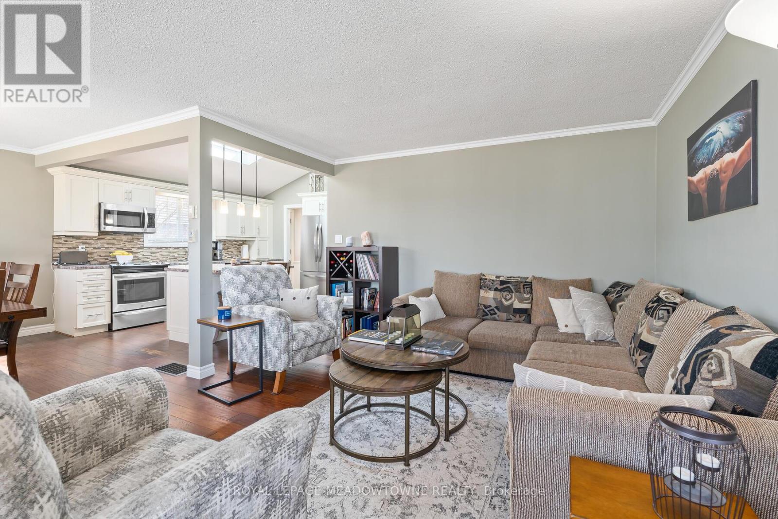 Property at 32 JOYCELYN CRESCENT image 5