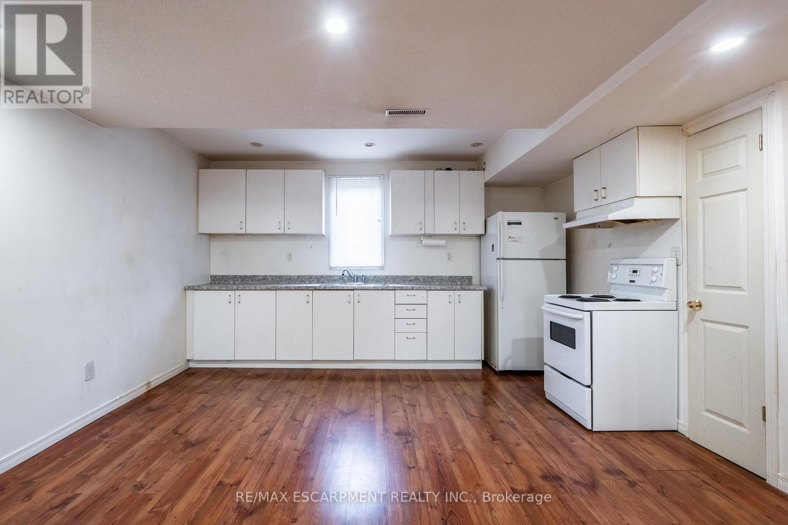 154-156 Freelton Road, Hamilton, Ontario  L8B 0Z5 - Photo 4 - X12263234