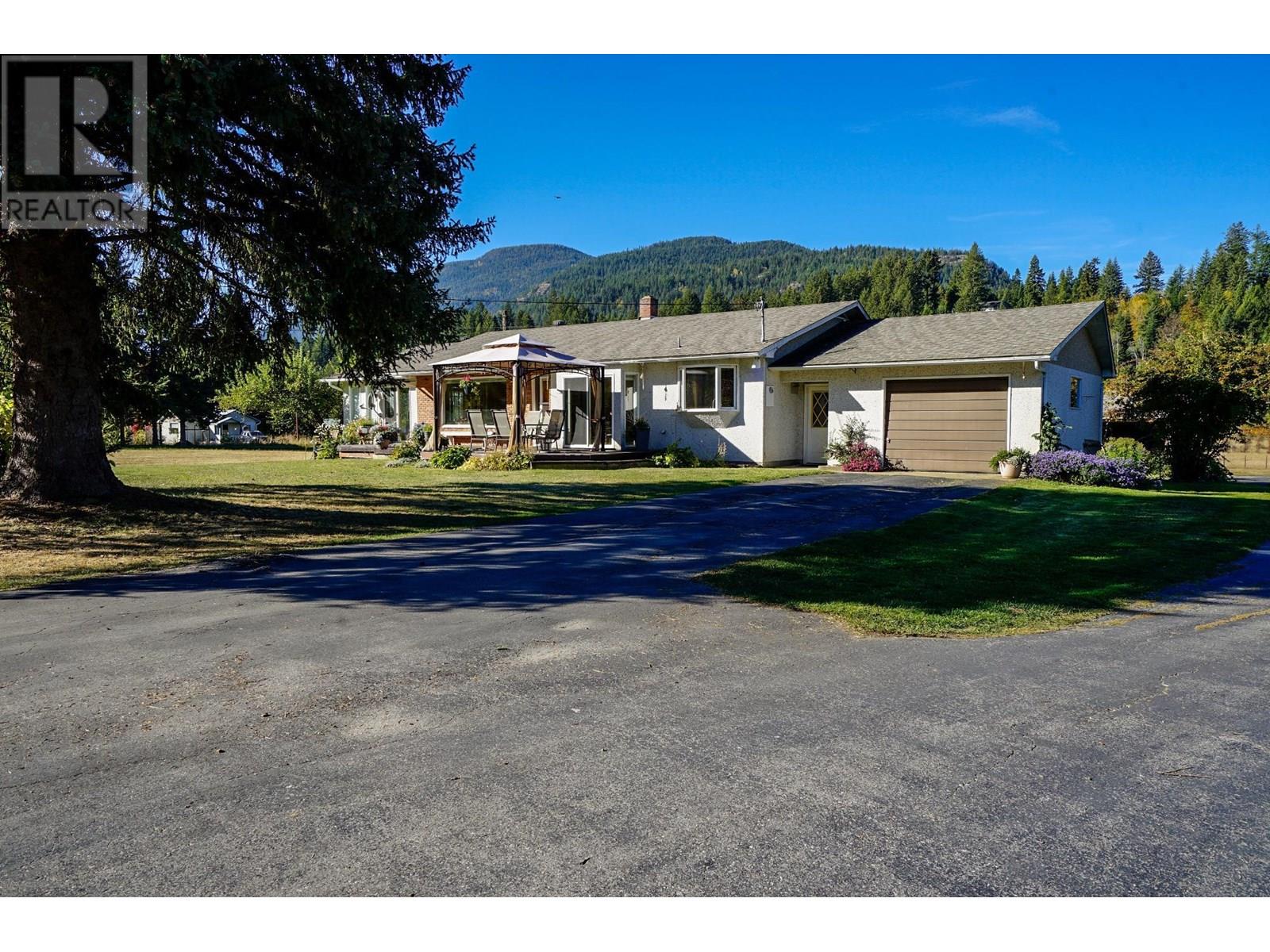 2697 Shoreacres Road, Castlegar, British Columbia  V1N 4R1 - Photo 27 - 10354770