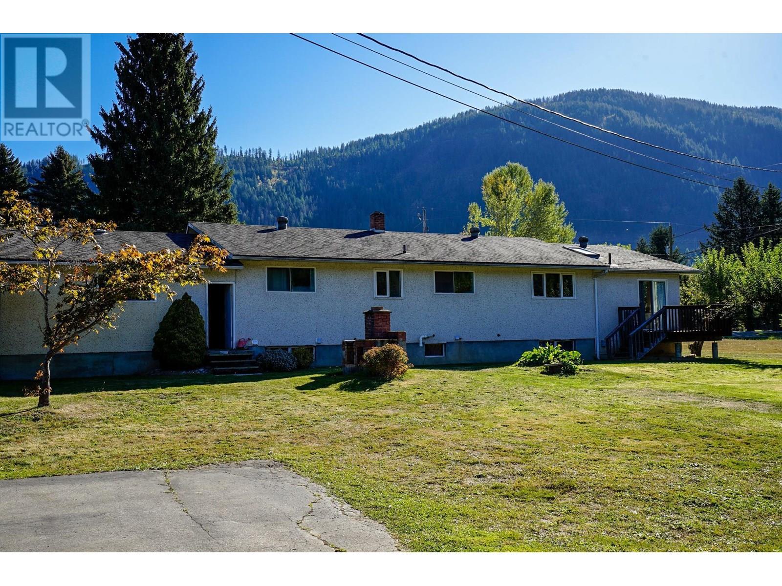 2697 Shoreacres Road, Castlegar, British Columbia  V1N 4R1 - Photo 32 - 10354770