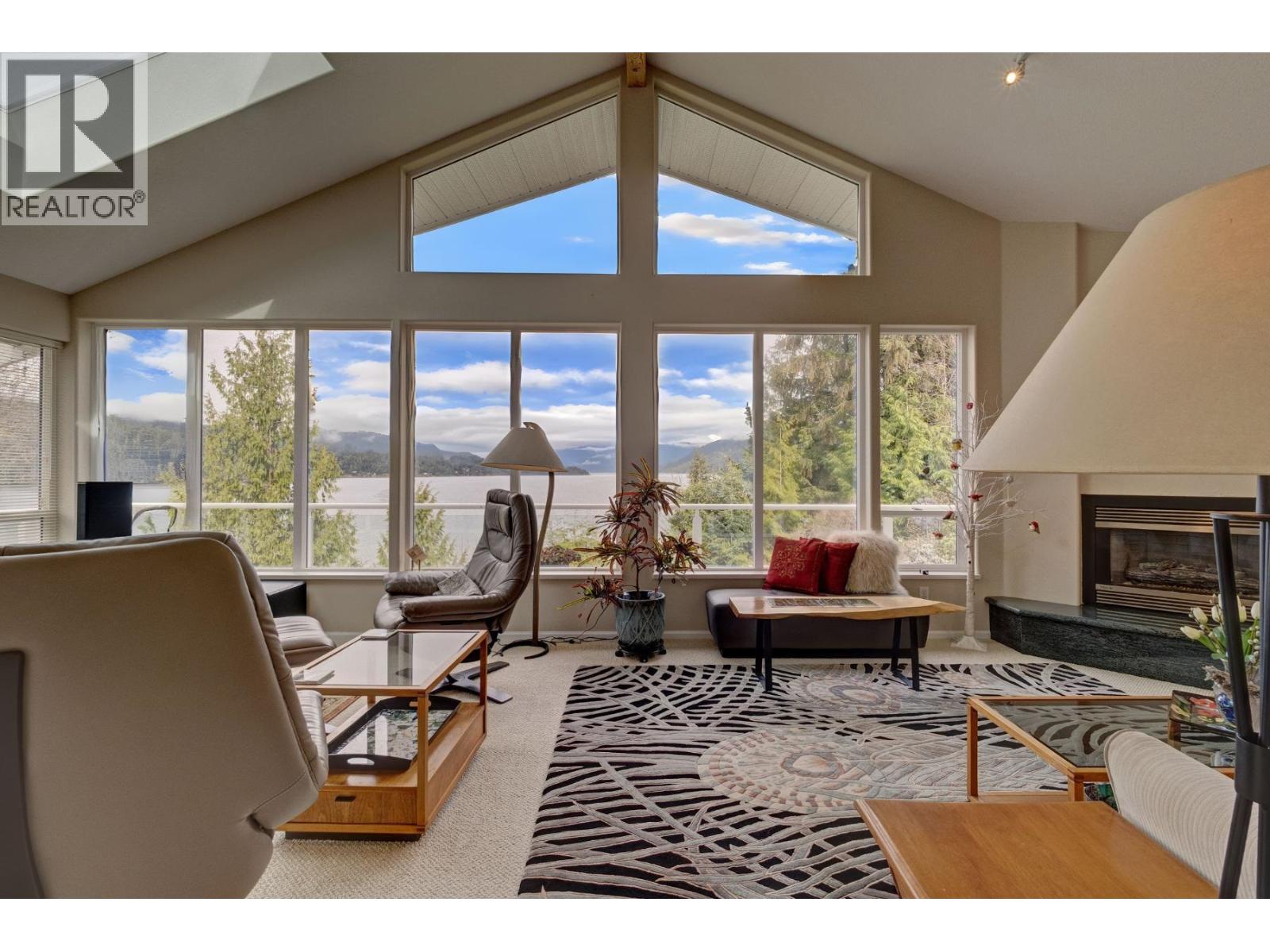 6484 N Gale Avenue, Sechelt, British Columbia  V7Z 0L1 - Photo 1 - R2984125