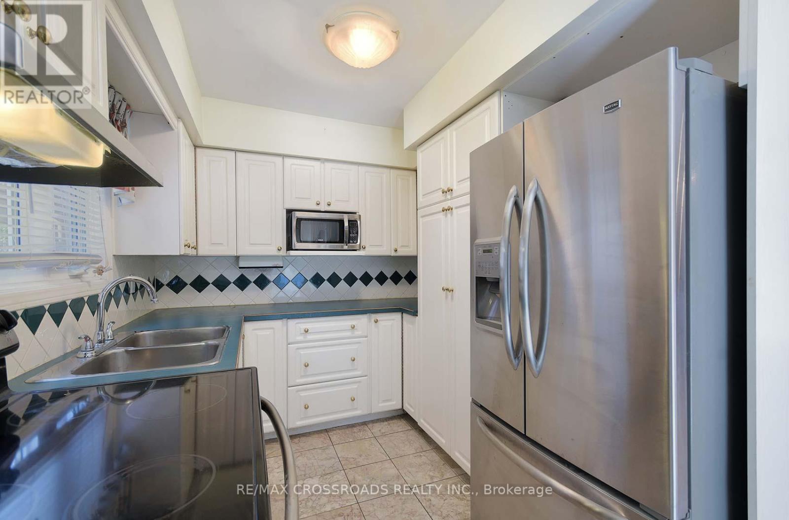 17 Brownridge Crescent, Toronto, Ontario  M9V 4M5 - Photo 11 - W12259078