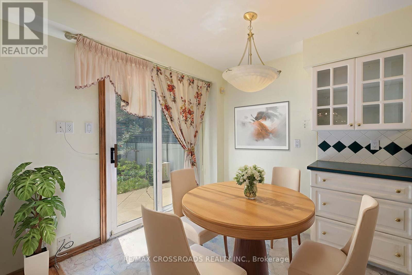 17 Brownridge Crescent, Toronto, Ontario  M9V 4M5 - Photo 12 - W12259078