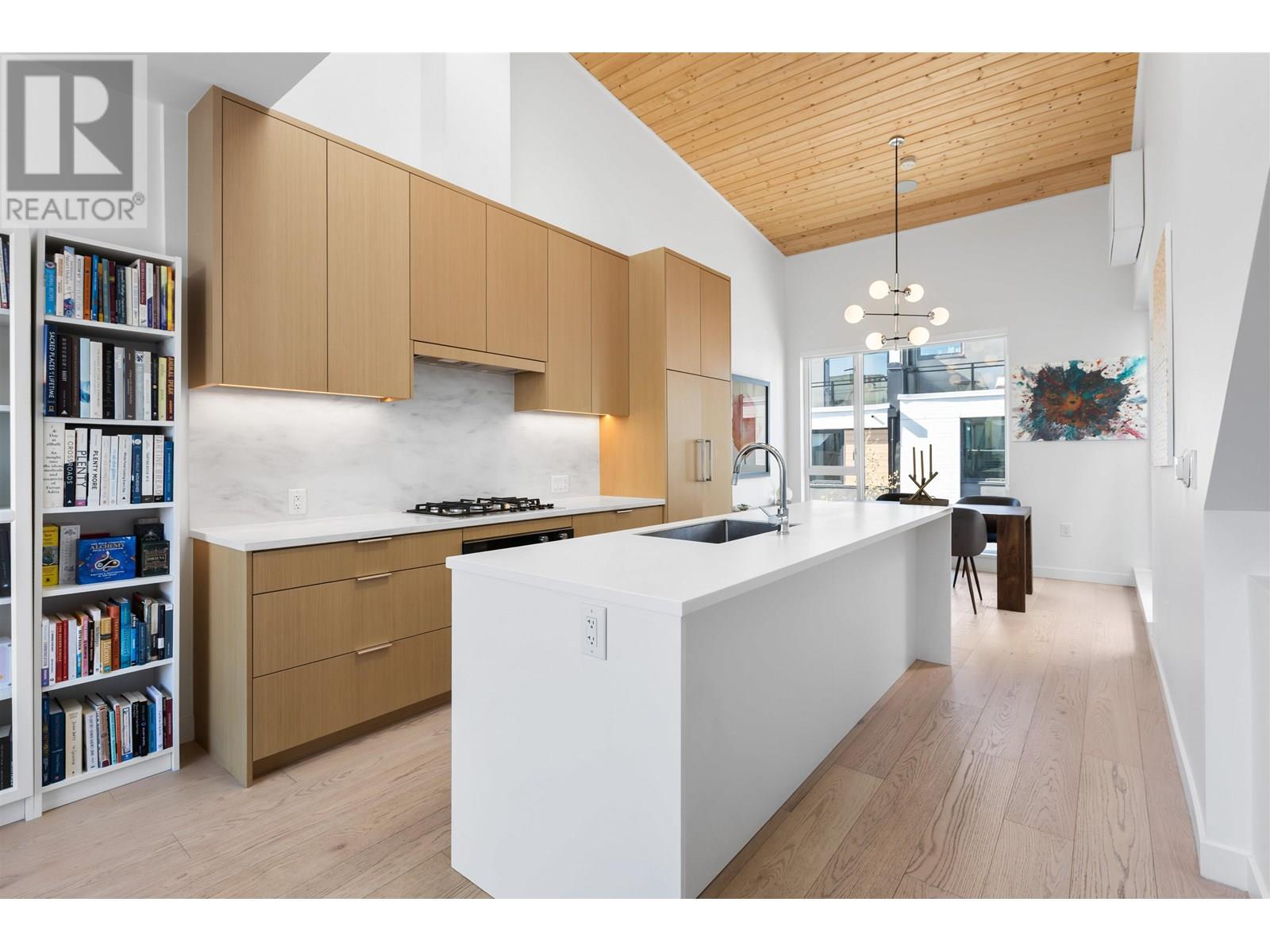 222 650 E 2ND STREET, north vancouver, British Columbia V7L1E3