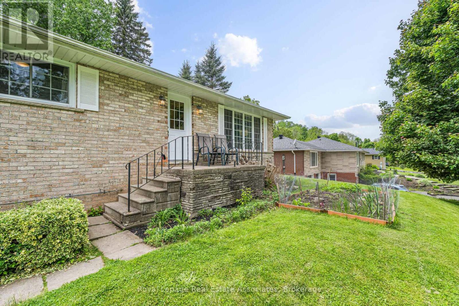 Property at 112 PARK STREET E image 4