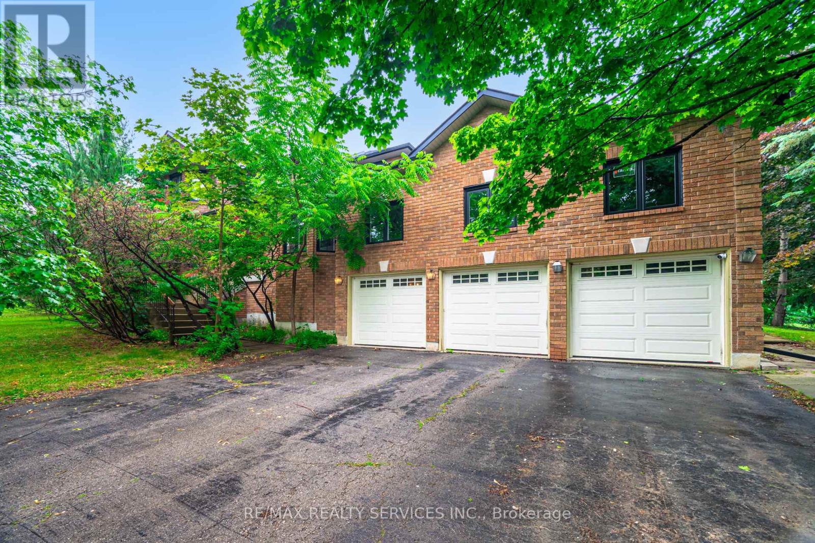 106 Kenpark Avenue, Brampton (Snelgrove), Ontario  L6Z 3J8 - Photo 10 - W12263392
