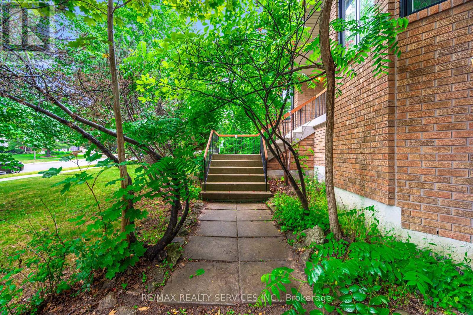 106 Kenpark Avenue, Brampton (Snelgrove), Ontario  L6Z 3J8 - Photo 11 - W12263392
