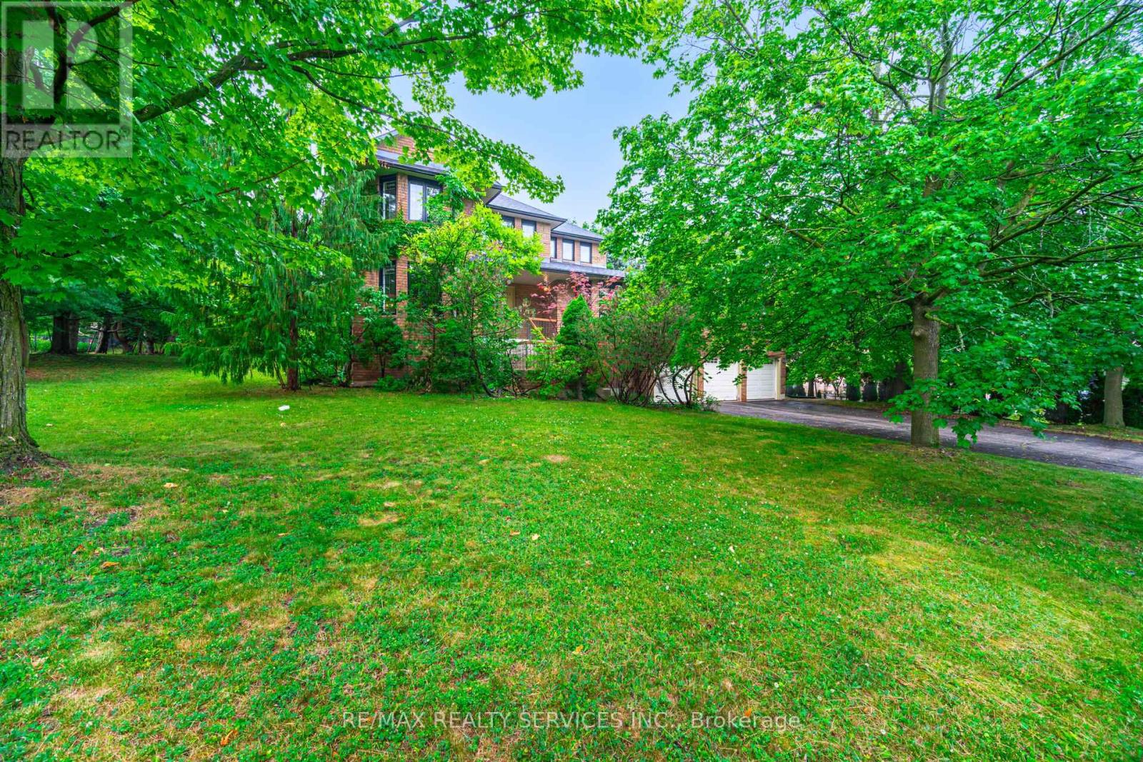 106 Kenpark Avenue, Brampton (Snelgrove), Ontario  L6Z 3J8 - Photo 9 - W12263392