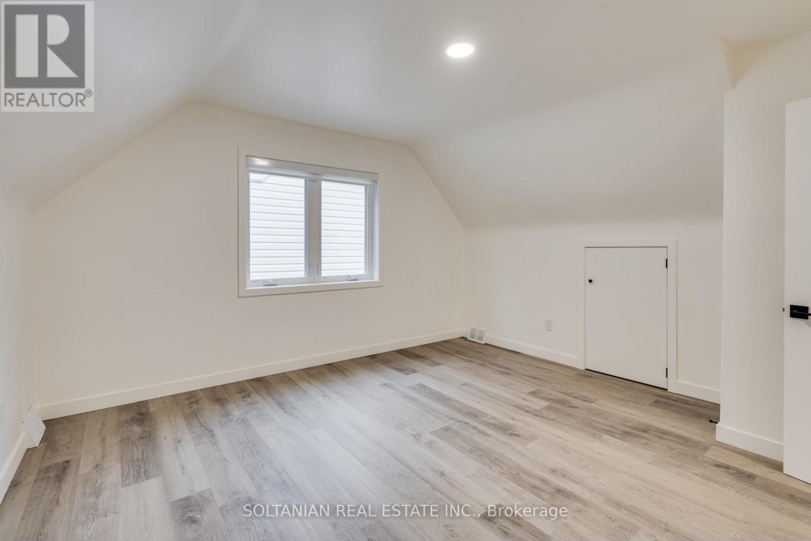 35 Cheshire Drive, Toronto, Ontario  M9B 2N7 - Photo 17 - W12263481