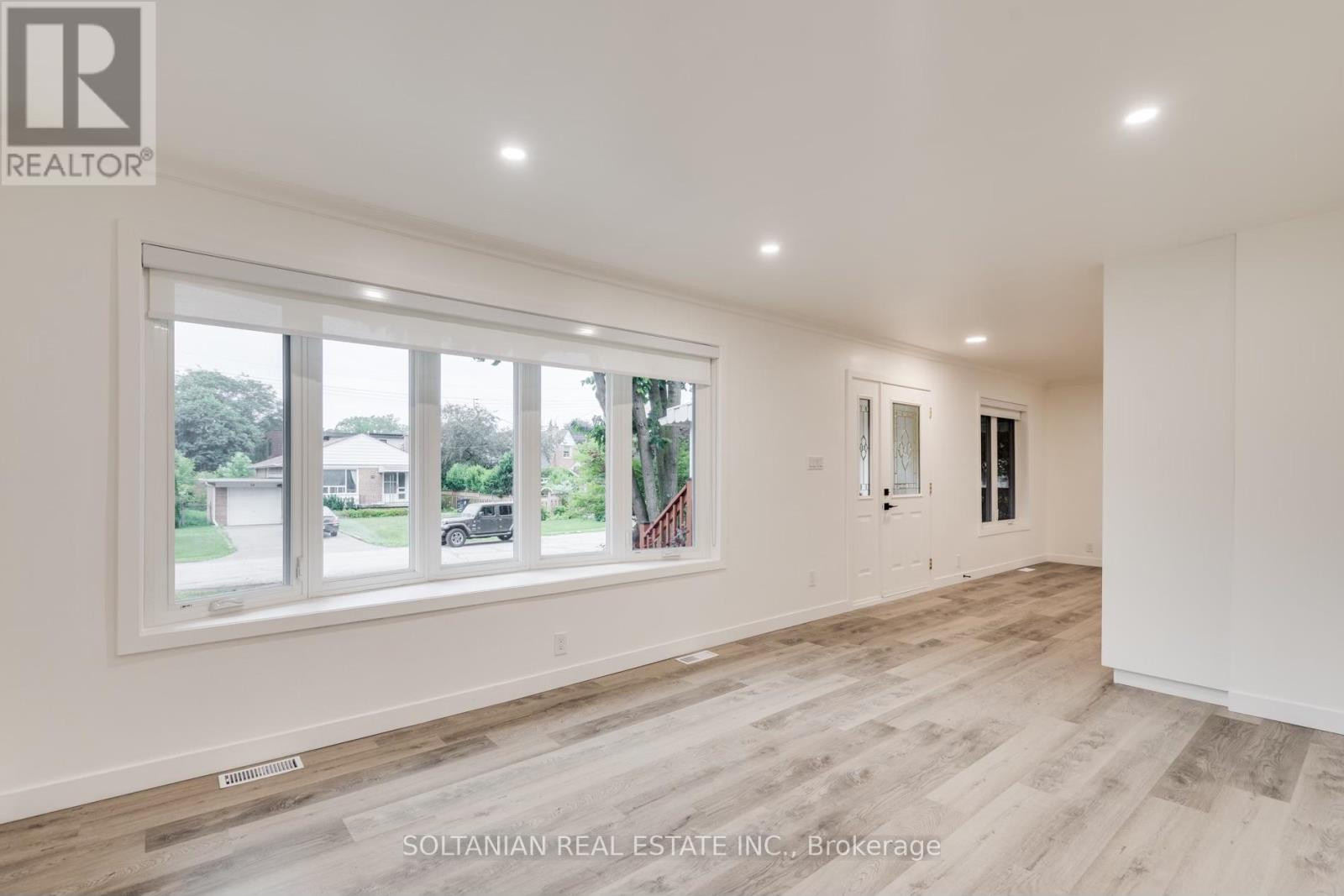35 Cheshire Drive, Toronto, Ontario  M9B 2N7 - Photo 6 - W12263481