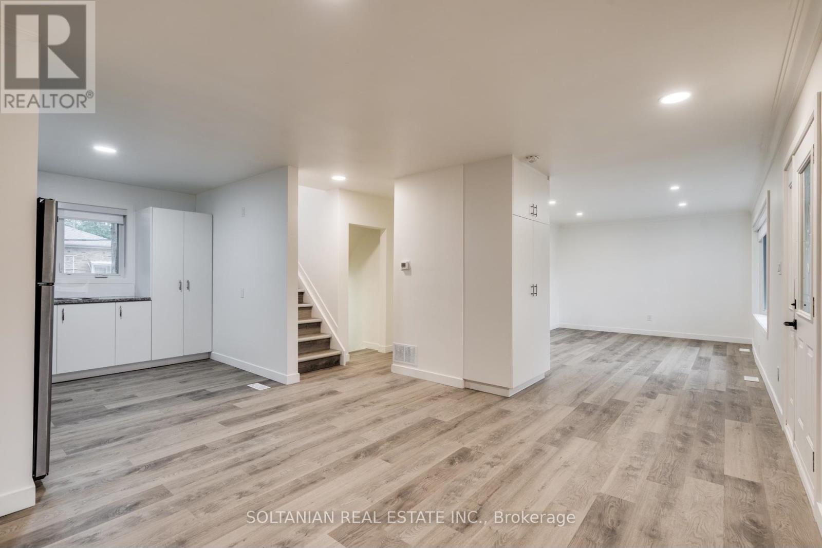 35 Cheshire Drive, Toronto, Ontario  M9B 2N7 - Photo 9 - W12263481