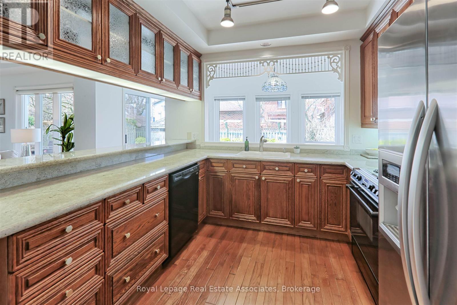 599 Lakeside Avenue, Mississauga, Ontario  L5G 1N7 - Photo 10 - W12263166