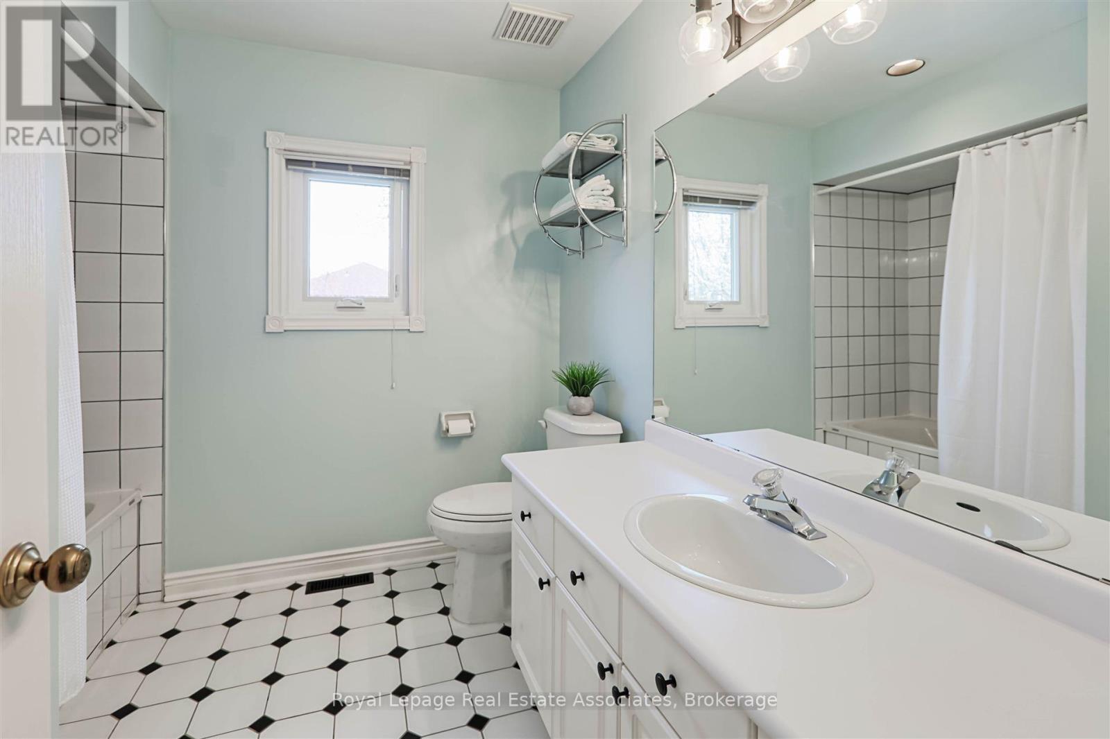 599 Lakeside Avenue, Mississauga, Ontario  L5G 1N7 - Photo 16 - W12263166