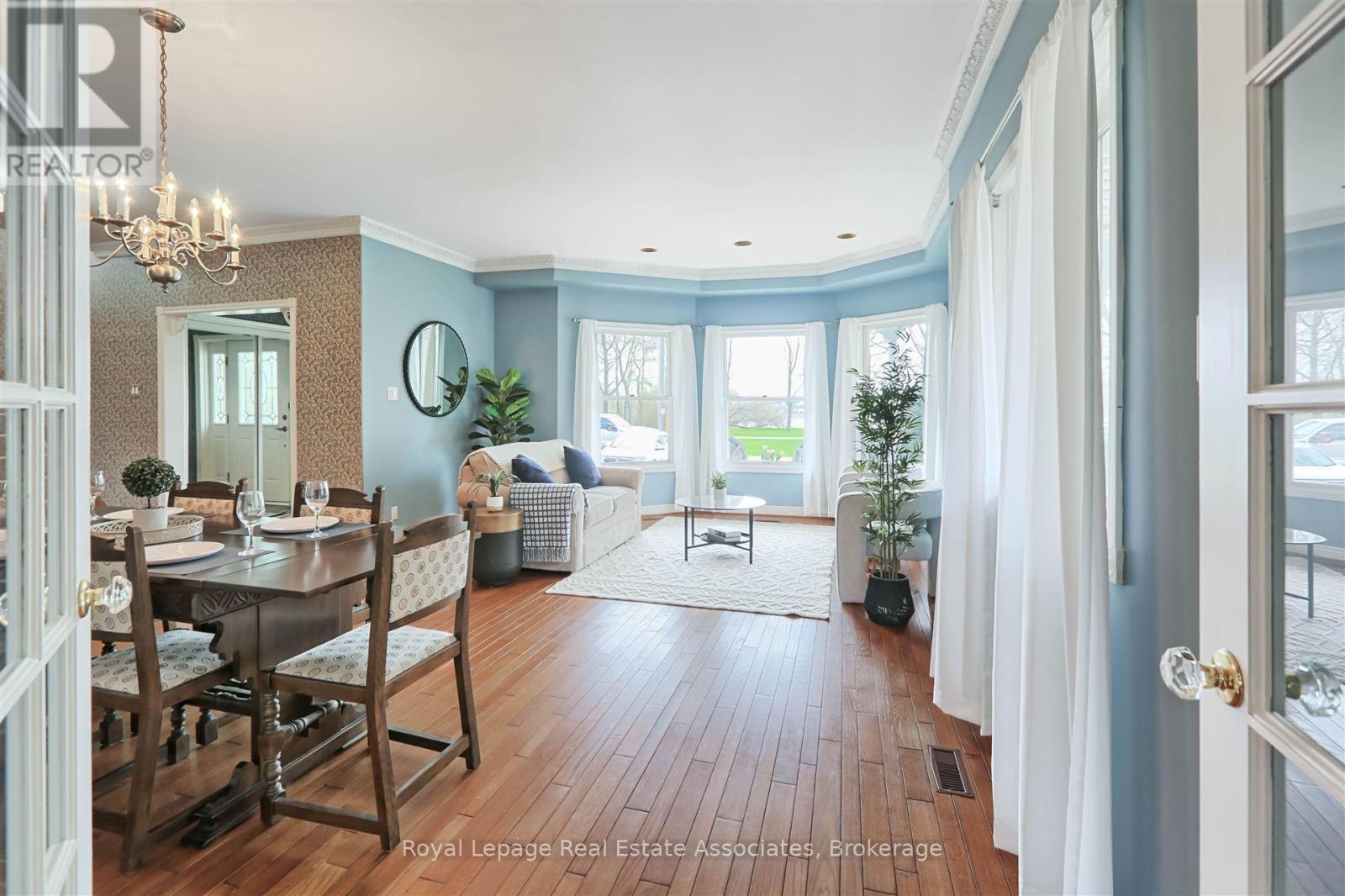 599 Lakeside Avenue, Mississauga, Ontario  L5G 1N7 - Photo 6 - W12263166