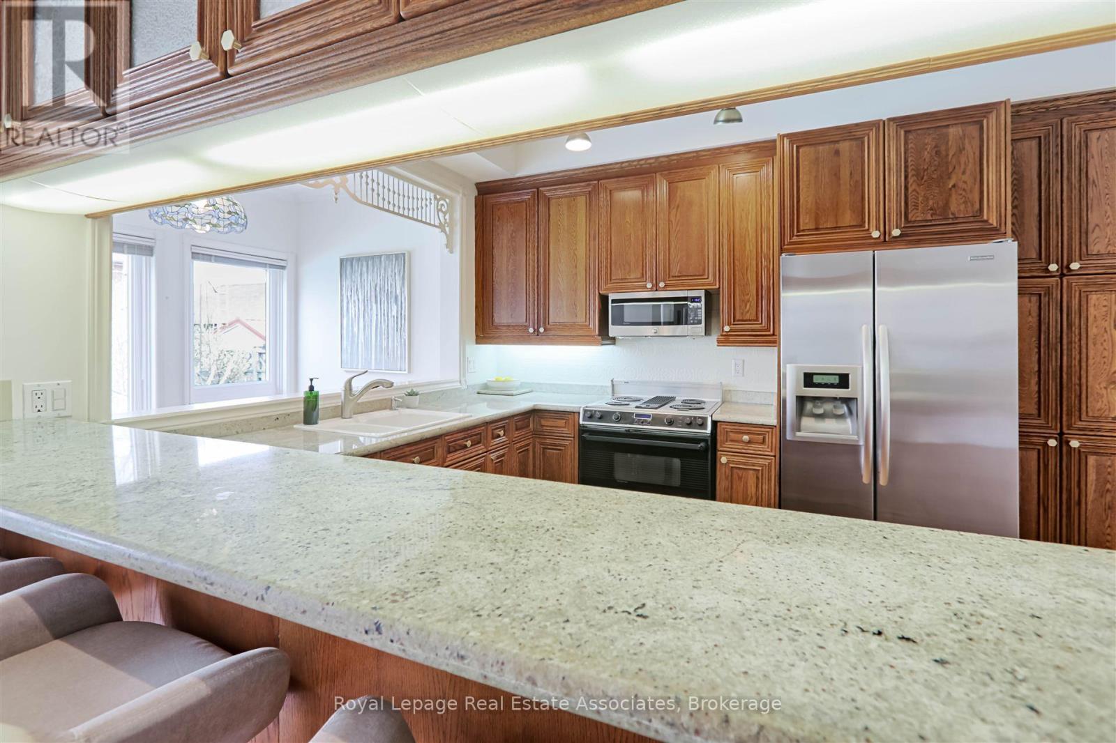 599 Lakeside Avenue, Mississauga, Ontario  L5G 1N7 - Photo 9 - W12263166