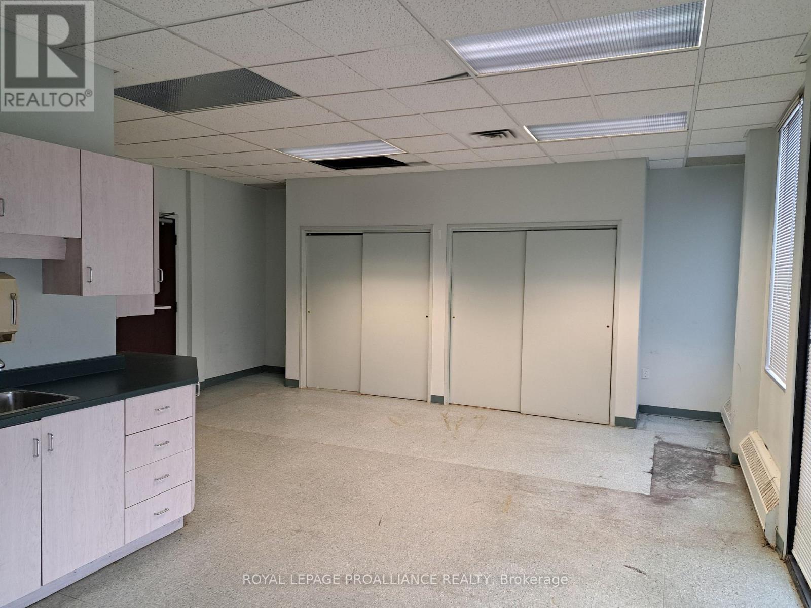 2 - 2479 Parkedale Avenue, Brockville, Ontario  K6V 3H2 - Photo 2 - X12263566