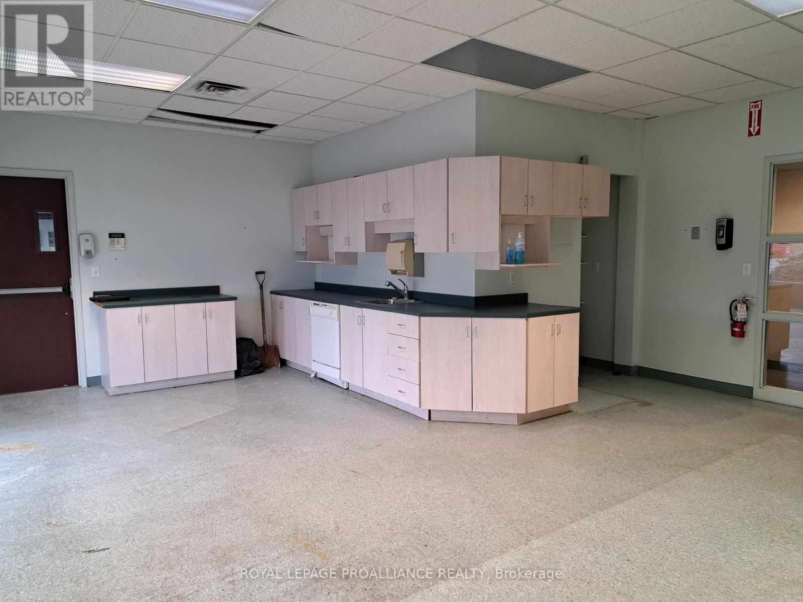 2 - 2479 Parkedale Avenue, Brockville, Ontario  K6V 3H2 - Photo 3 - X12263566