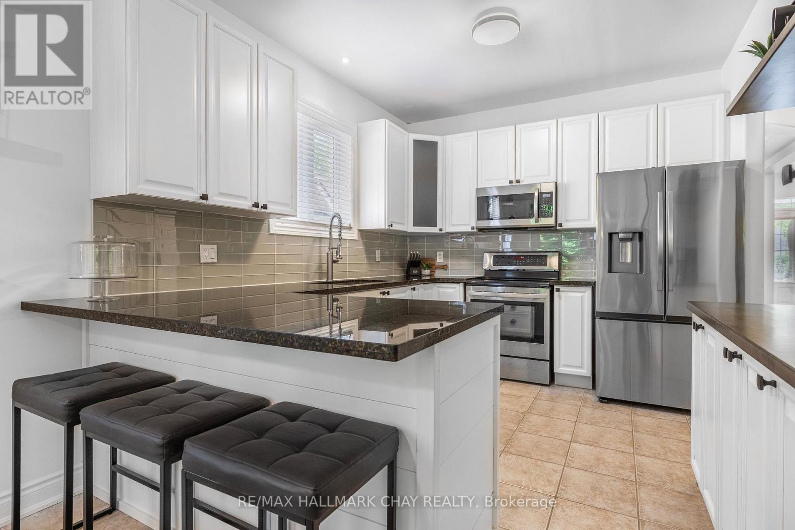 14 Oakmont Avenue, Oro-Medonte, Ontario  L0L 2L0 - Photo 17 - S12263619