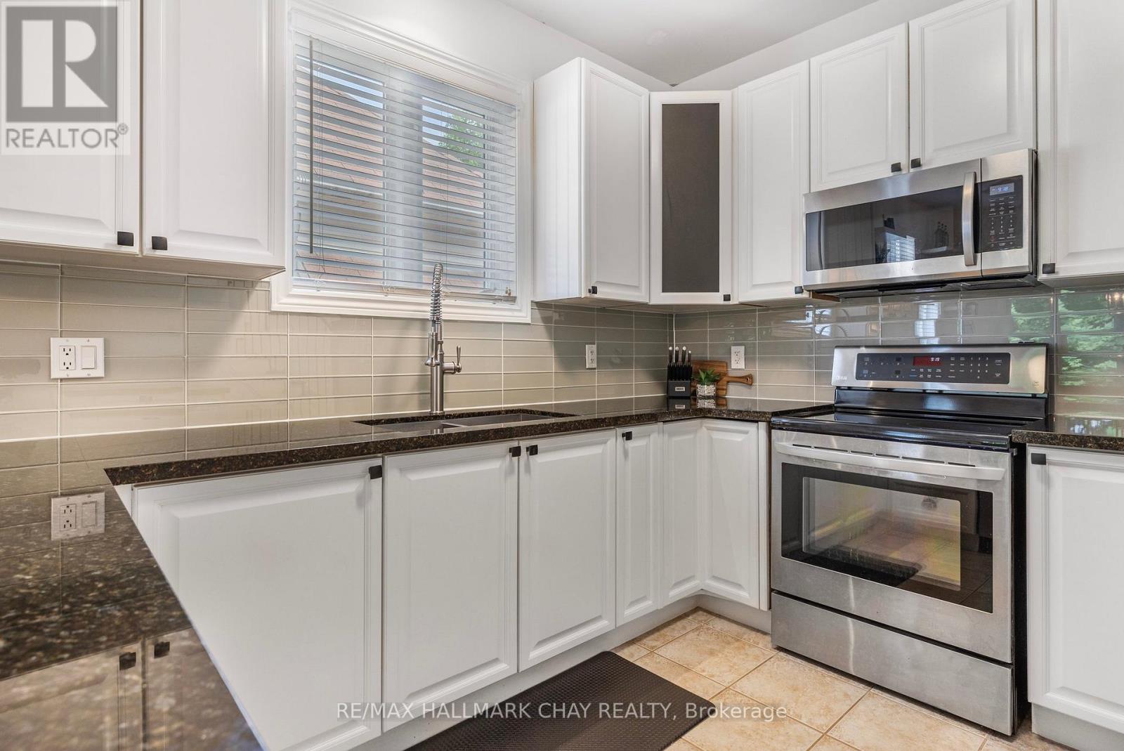 14 Oakmont Avenue, Oro-Medonte, Ontario  L0L 2L0 - Photo 19 - S12263619