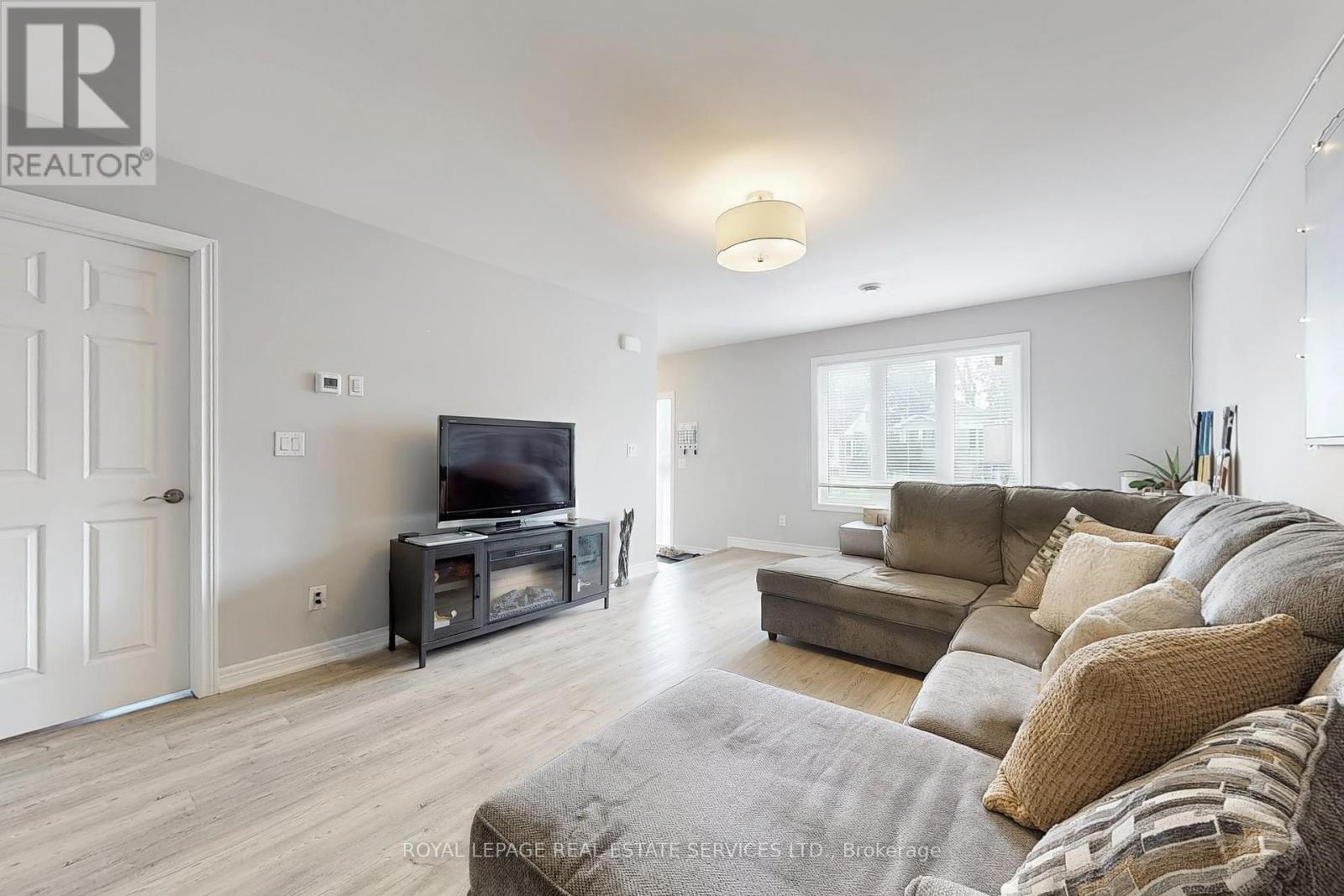 Property at 89 LOUTH STREET image 5