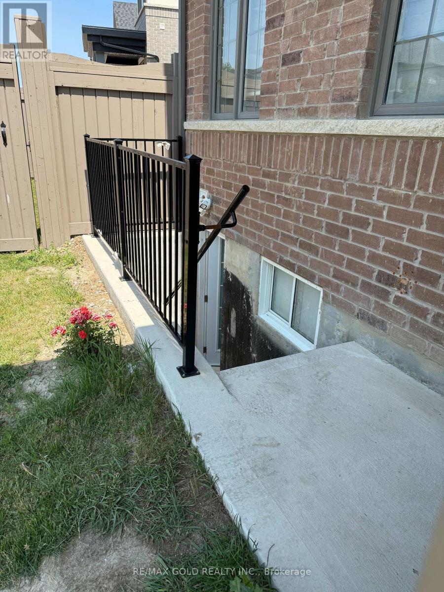 36 Tweedhill Avenue N, Caledon, Ontario  L7C 4K3 - Photo 2 - W12263547