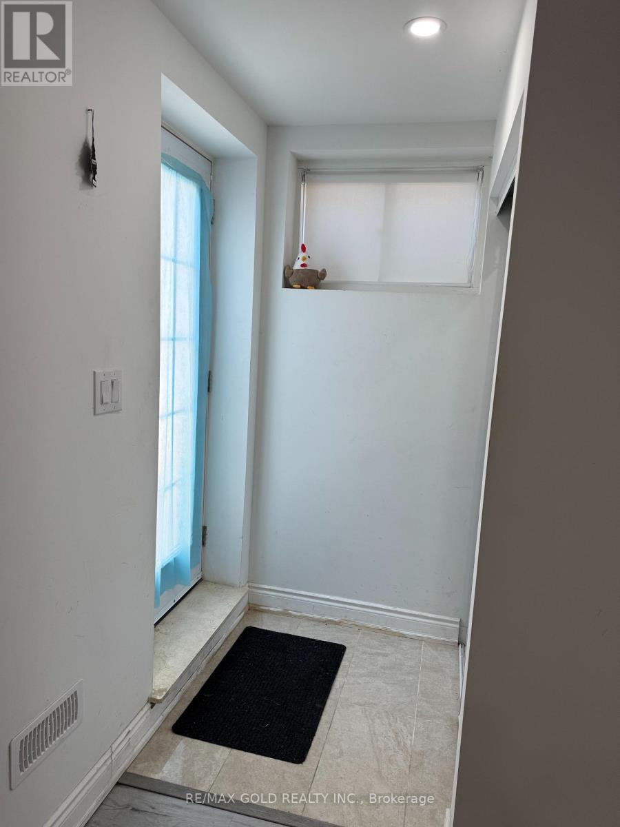 36 Tweedhill Avenue N, Caledon, Ontario  L7C 4K3 - Photo 4 - W12263547