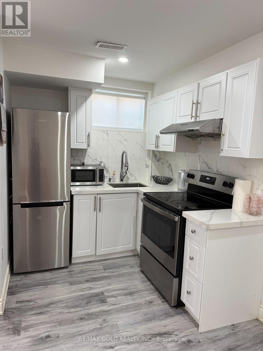 36 Tweedhill Avenue N, Caledon, Ontario  L7C 4K3 - Photo 6 - W12263547
