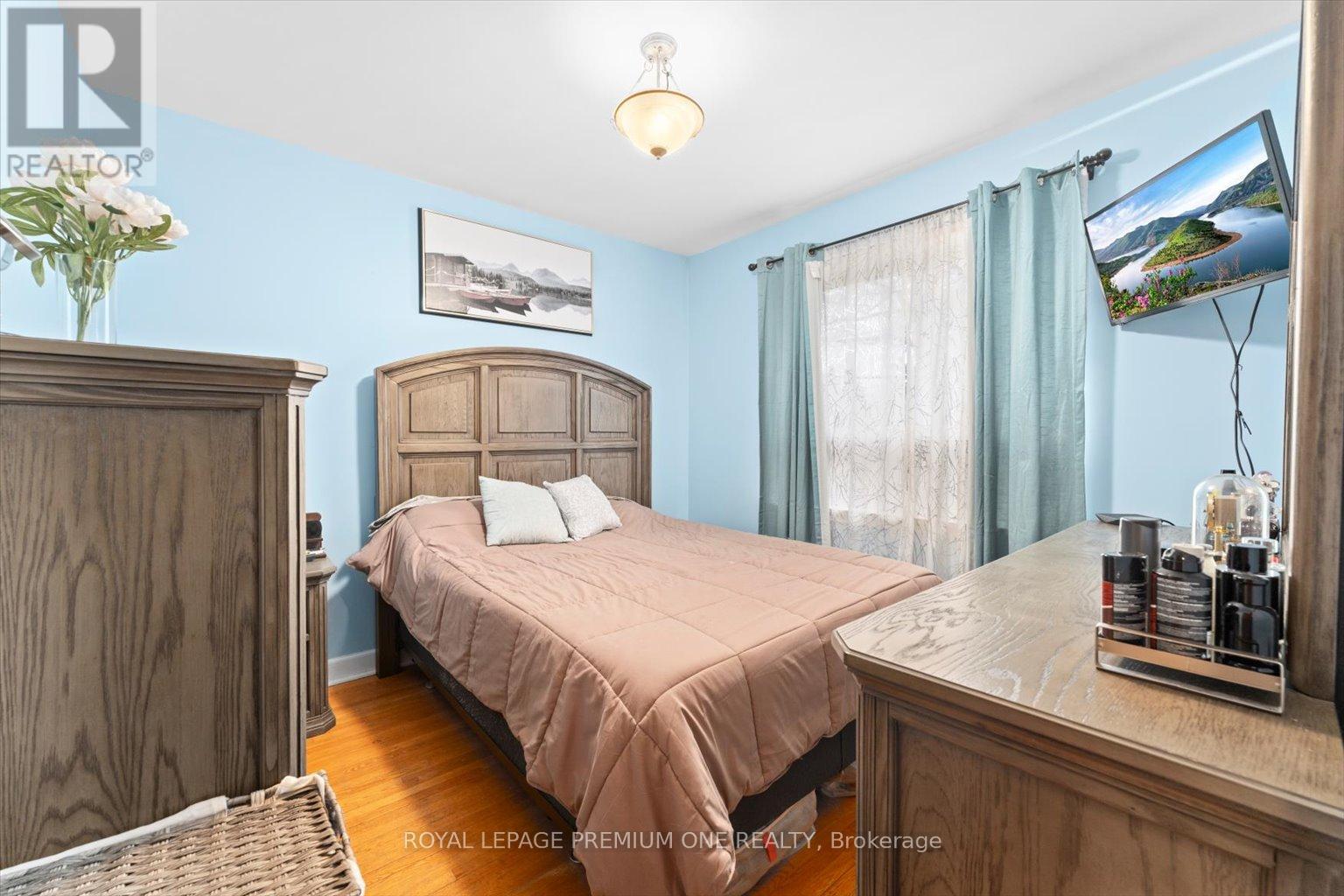 7 North Heights Road, Toronto, Ontario  M9B 2T2 - Photo 12 - W12263341