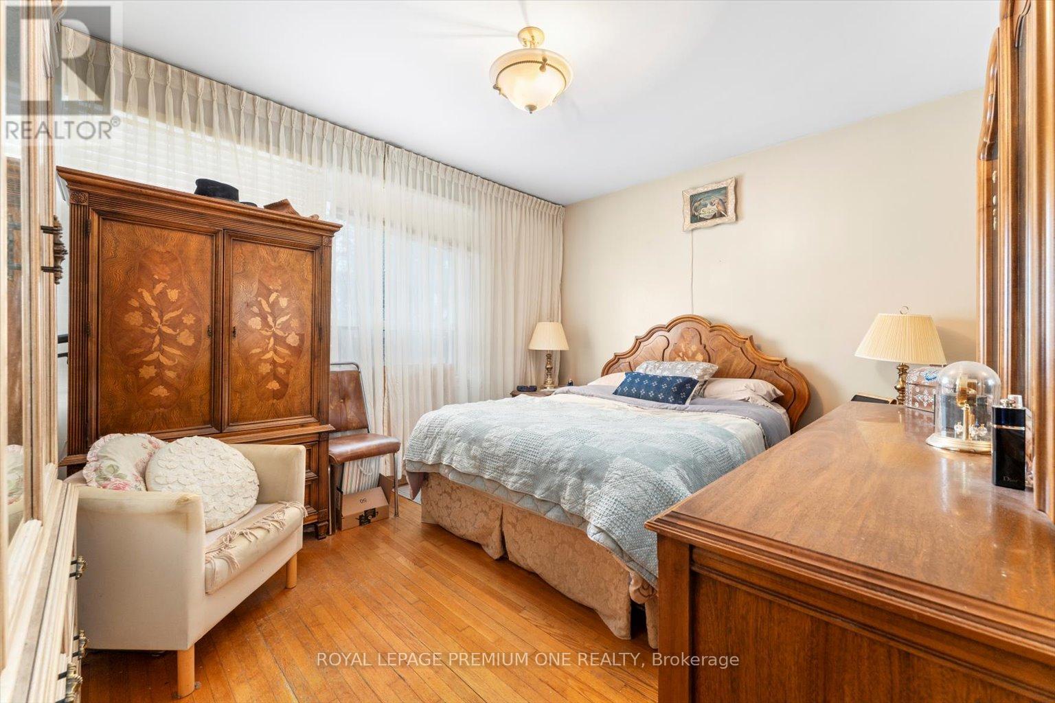7 North Heights Road, Toronto, Ontario  M9B 2T2 - Photo 10 - W12263341