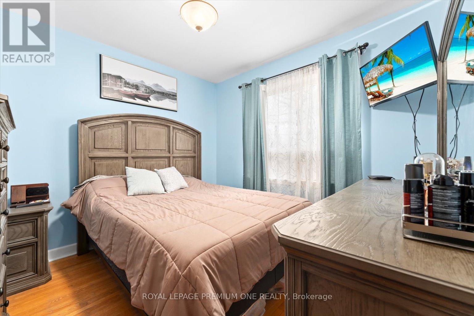 7 North Heights Road, Toronto, Ontario  M9B 2T2 - Photo 13 - W12263341