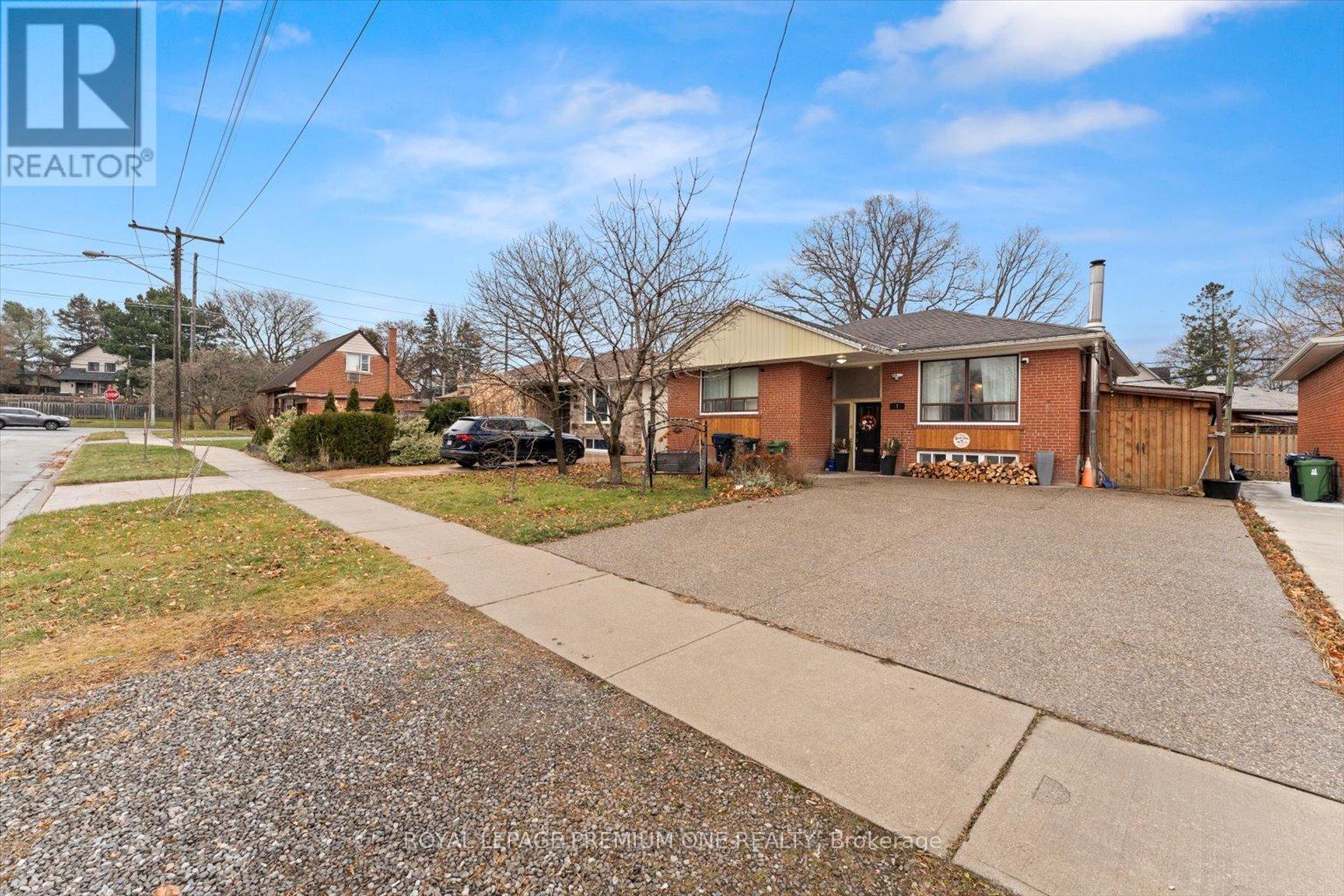 7 North Heights Road, Toronto, Ontario  M9B 2T2 - Photo 38 - W12263341